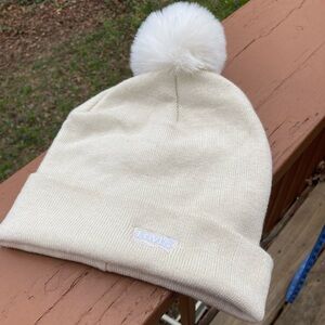 Levi’s creamy white hat